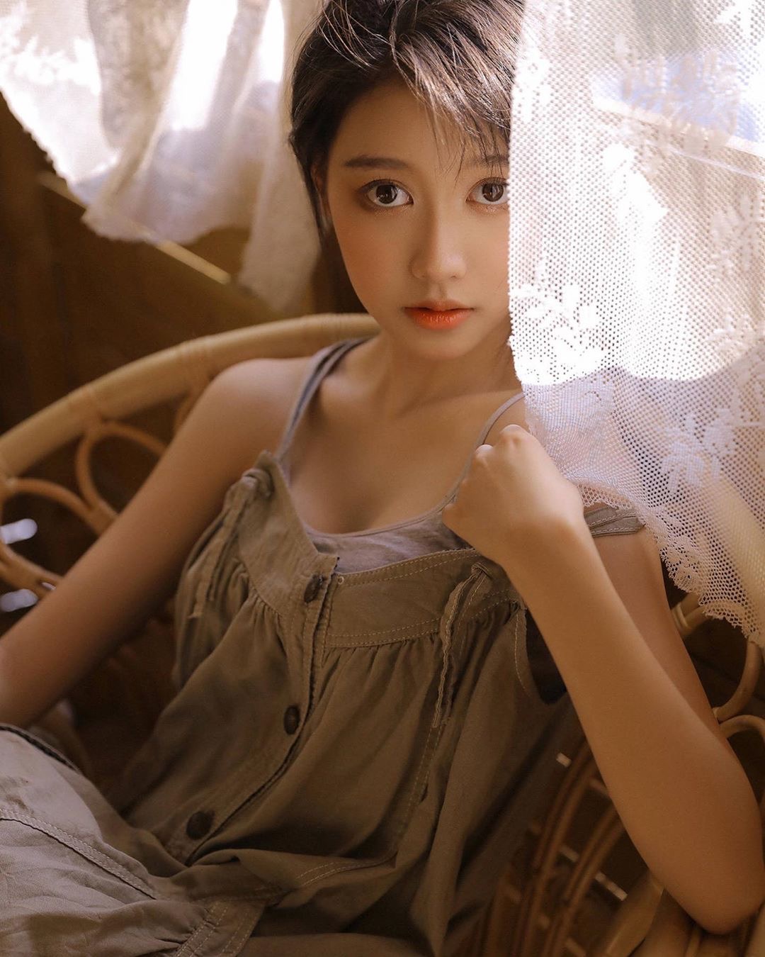 何斌